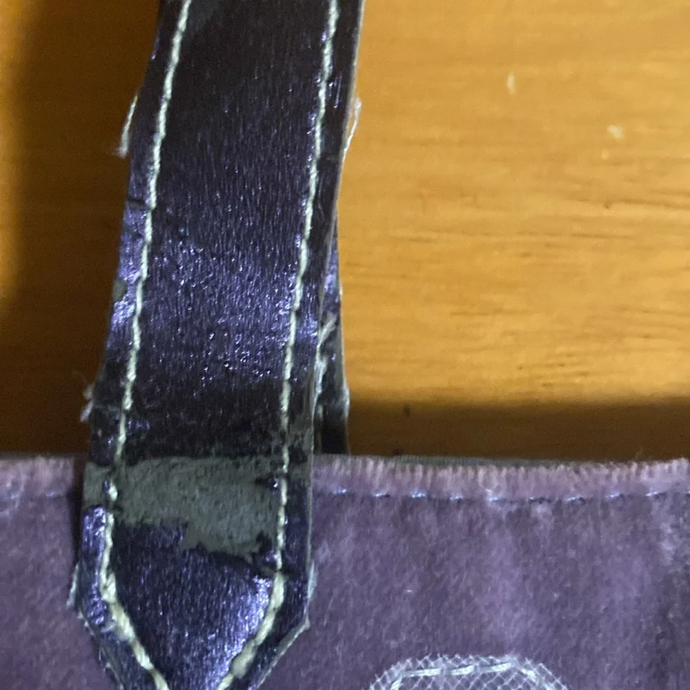 Gap velvet Kids lavender purse flaws the straps are peeling and on the side